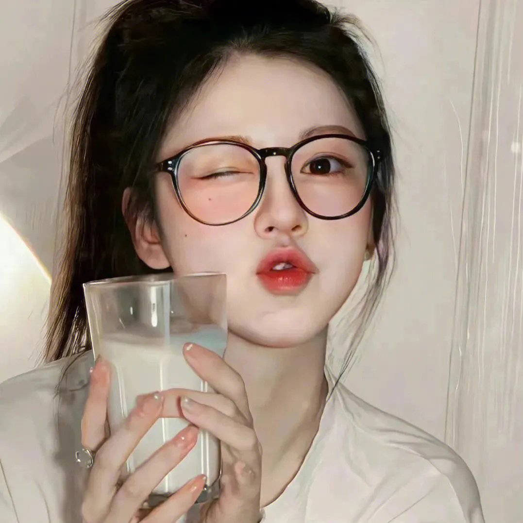 微光下的蓝色男孩